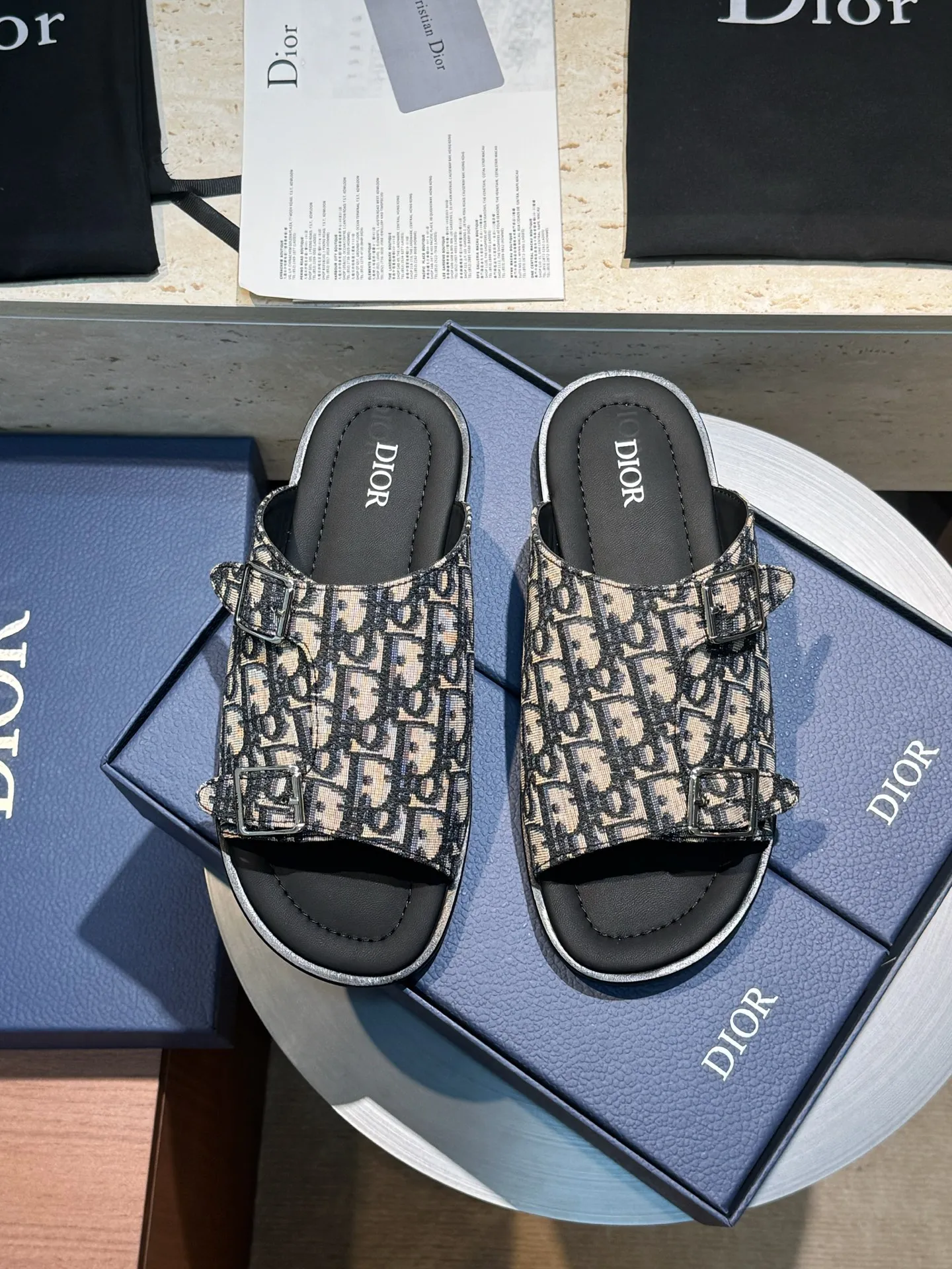 Men's shoes 💰: 340💰 Made in Dongguan. Purchasing-grade top version (Dior) Alia men's leather slippers. This Alias ​​sandal is a new summer product, showing a casual and elegant style. Carefully crafted with grained cow leather, Oblque printed fabric, and cowhide lining! Cross-strap design with metal-clad brass CD Diamnd logo. The imported cowhide leather and rubber soles add sophistication and comfort, and are decorated with Obliue print-effect non-slip panels for added style! -Suitable for outdoor drivers driving shoes🚗. -Size: 39-44 (38.45 customized).